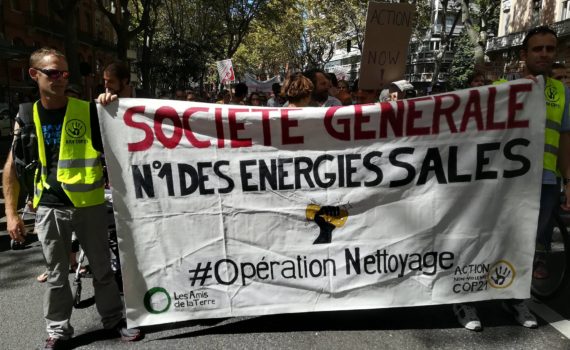 Bannière marche pour le Climat "Société Générale, n°1 des énergies sales # "Opération Nettoyage"