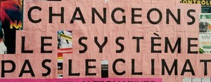 Affichage par Un mur dans le Réel, slogan ‘Changeons le système, pas le climat’