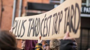 Slogan "Plus tard c'es trop tard"
