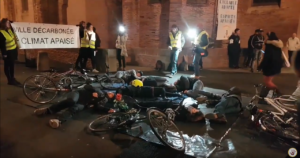 Vélos et manifestants allongés sur le sol