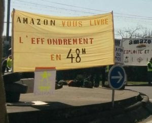 Banderole "Amazon vous livre l'effondrement en 48h"