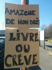 Pancarte "Amazone de non-droit, Livre ou crève"