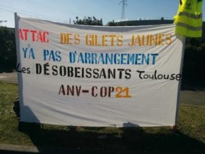 Banderole "ATTAC, des gilets jaunes, Y'a pas d'arrangement, les désobeissants Toulouse, ANV-COP21