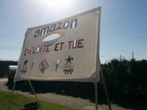 Banderole "Amazone exploite et tue"