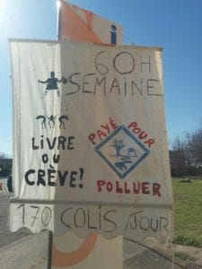 Banderole "60h semaine, livre ou crève ! payé pour polluer - 170 colis par jour"