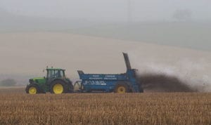 Épandage de lisier dans un champs