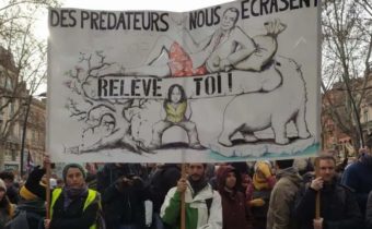Photo manifestatantes qui portent une pancarte avec un slogan "des prédateurs nous écrasent, relève-toi"